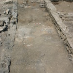 Figura 16. Il portico in corso di scavo nel 2007, da est. 