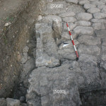 Figura 51. Strutture [5028] and [5030] nell’angolo sudest dello scavo, interpretato come un lato di una porta. 